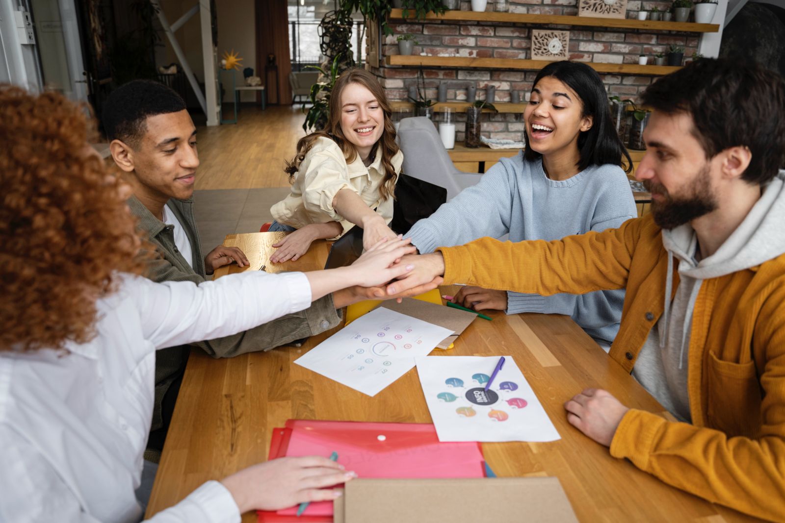 Équipe de freelances collaborant avec enthousiasme